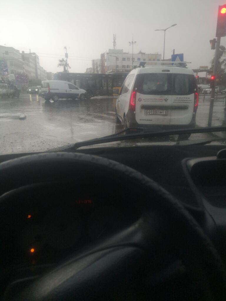 ابحت عن عمل انا سائق محترف لذي تجريبة