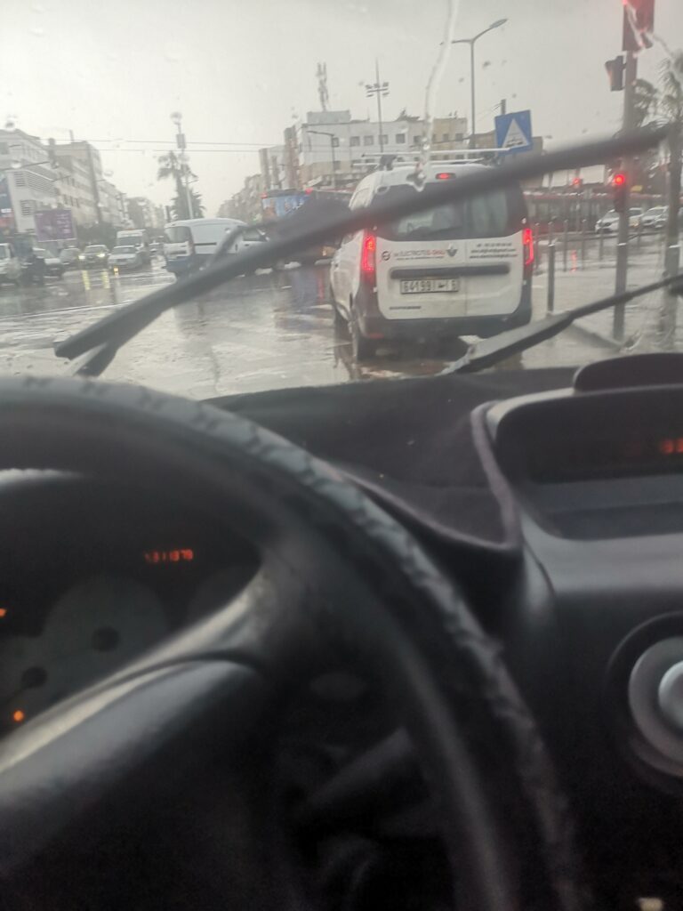 ابحت عن عمل انا سائق محترف لذي تجريبة