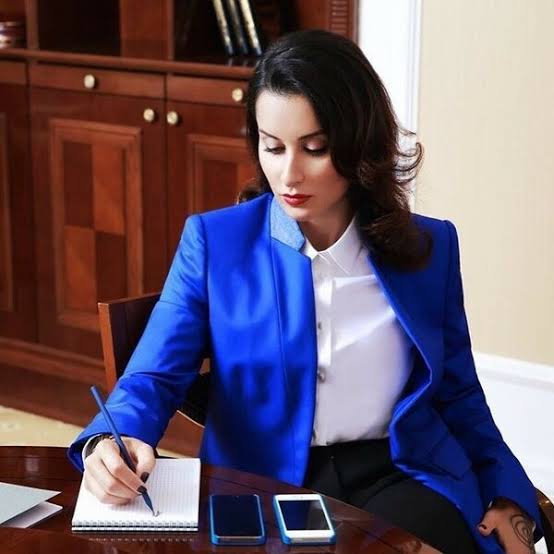 مساعدة ادارية و مربية و مرافقة مسنين