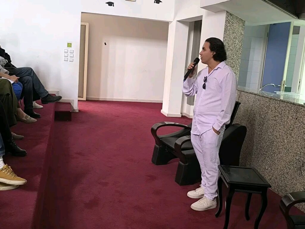 من الخجل إلى الجرأة: ورشة التمثيل للمبتدئين
